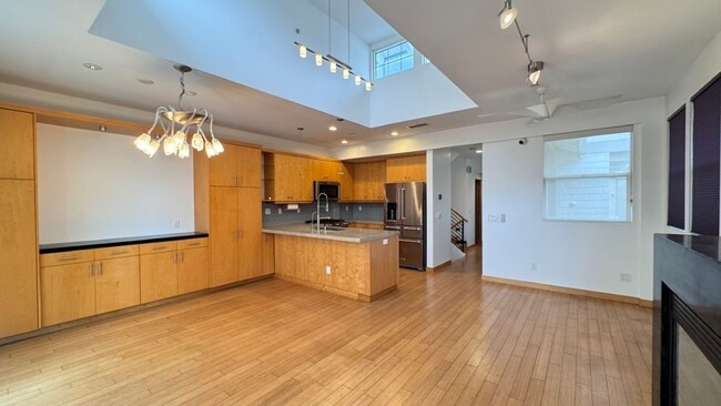 Building Photo - Stunning Townhome in the heart of Encinitas