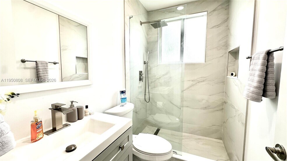 Building Photo - 814 NE 19th Ave