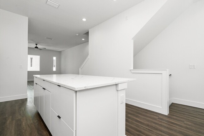 Building Photo - 869 6th Ave S