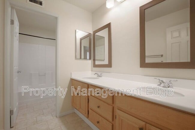 Building Photo - Birch Ct 38265