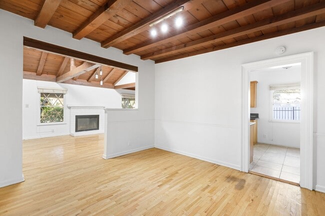 Building Photo - 15826 Magnolia Blvd