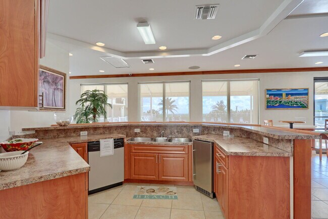 Building Photo - 2800 N Ocean Dr