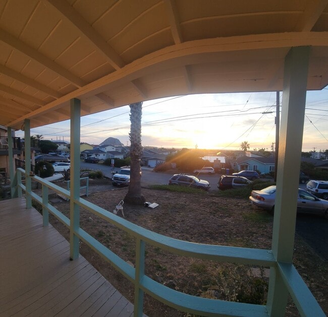 Building Photo - Views of Morro Bay in this cozy hillside cottage!