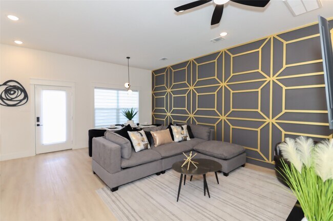 Building Photo - 4902 Higgins St