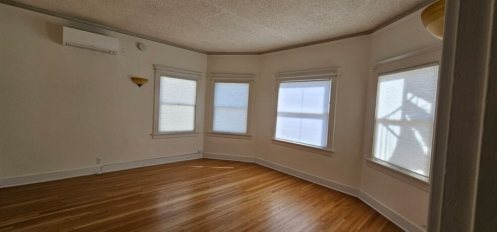 Bedroom 1 - 218 1/2 N Kenmore Ave