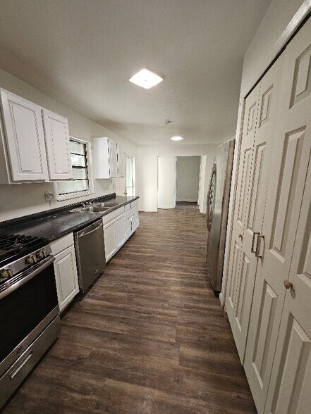 Building Photo - 548 Highfall Dr