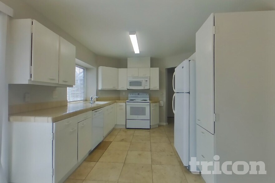 Building Photo - 3613 Bellflower Dr