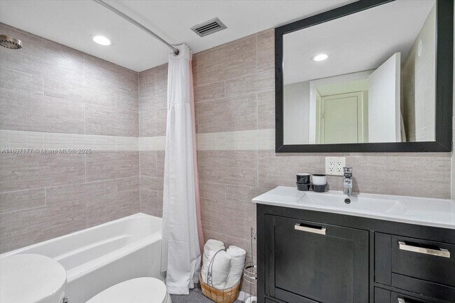 Building Photo - 875 NE 195th St