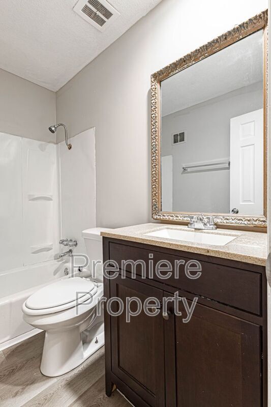 Building Photo - 6202 E 129 St