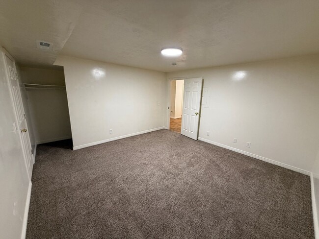 Building Photo - Beautiful 6 bedroom home!