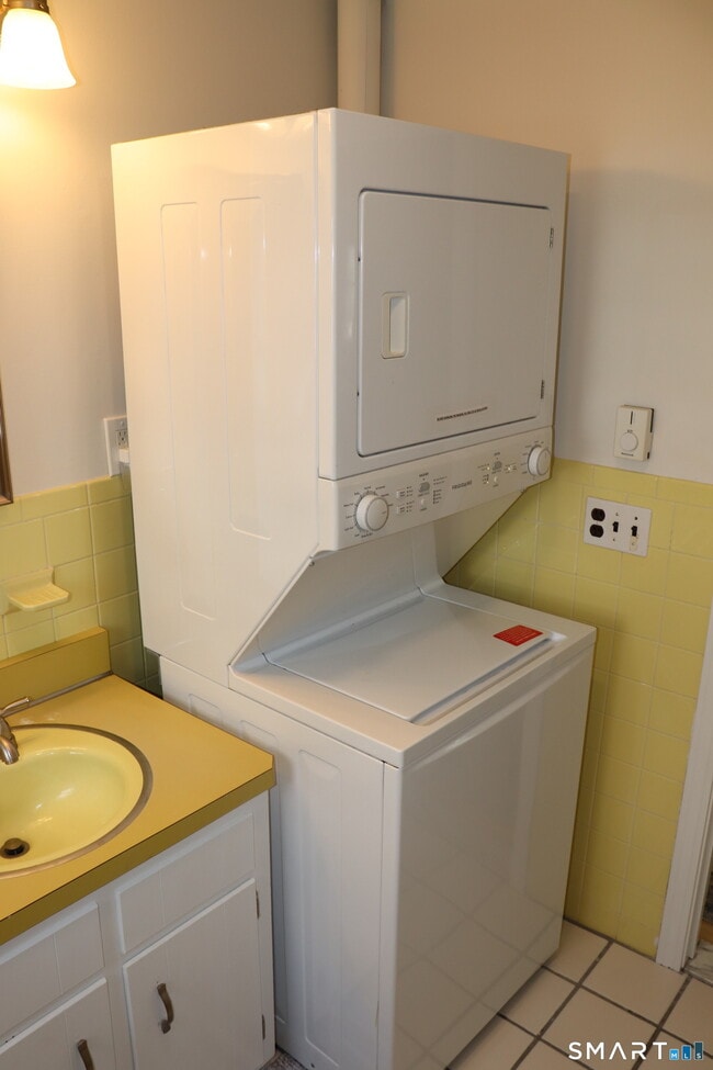 Building Photo - 14 Leeway Dr