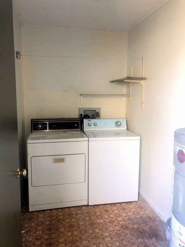 Building Photo - 5942 Peregrine Ave