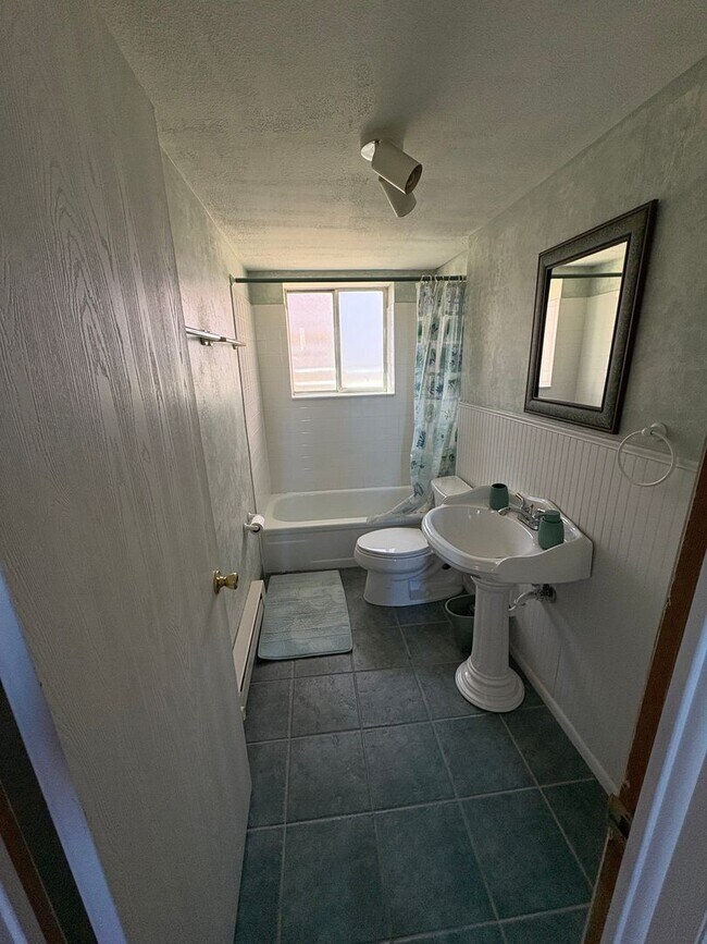 Building Photo - 4 bedroom 2 bath home prime location