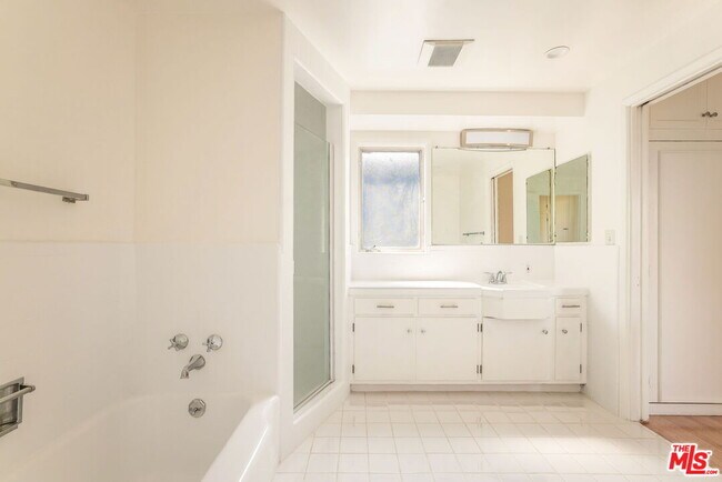 Building Photo - 2535 Ivanhoe Dr