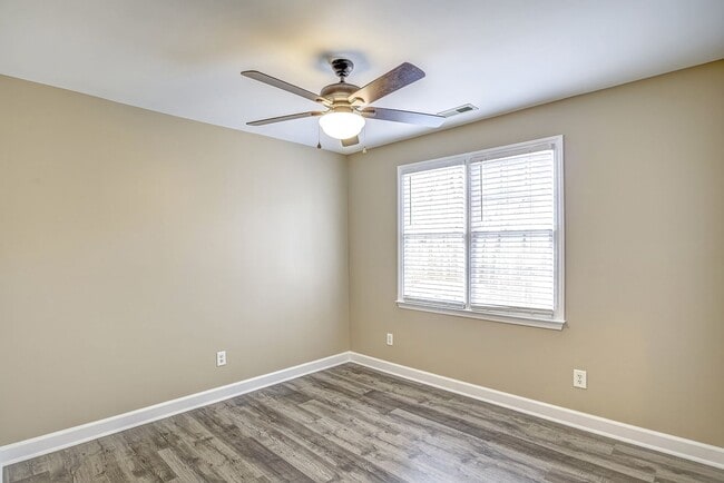 Building Photo - 3 Bedroom Home with Large Fenced in Yard, 2 Car Garage & Bonus Room!
