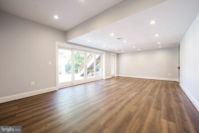Building Photo - 2314 N Kenmore St