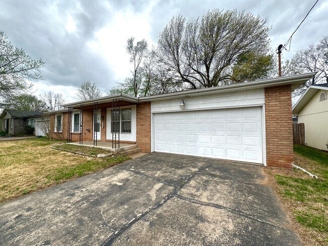 Building Photo - Welcome To Your Spacious Oasis!