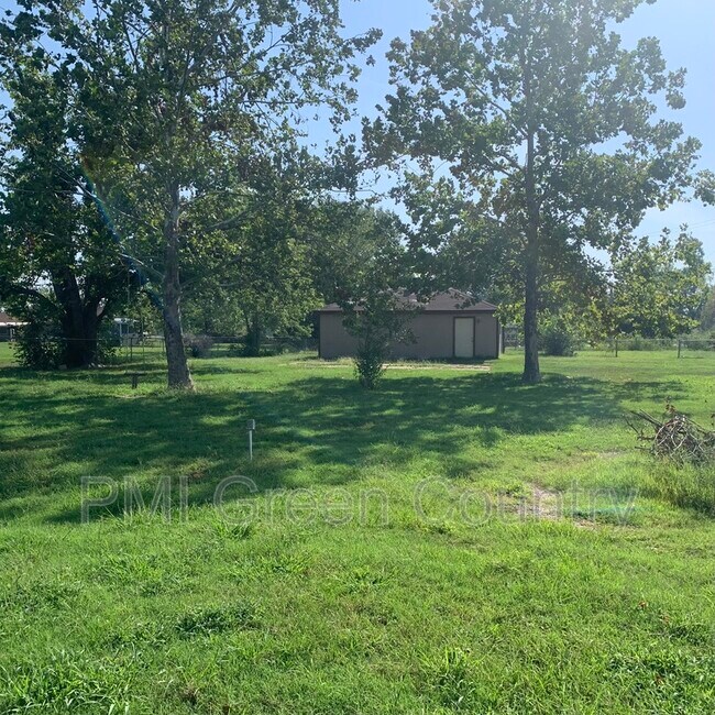 Building Photo - 241 Suburban Ln