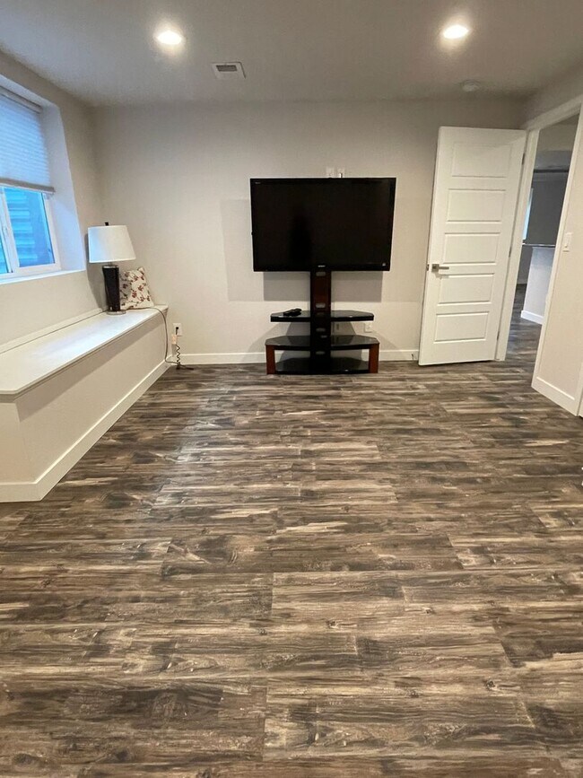 Building Photo - Gorgeous Colliers Hill Home