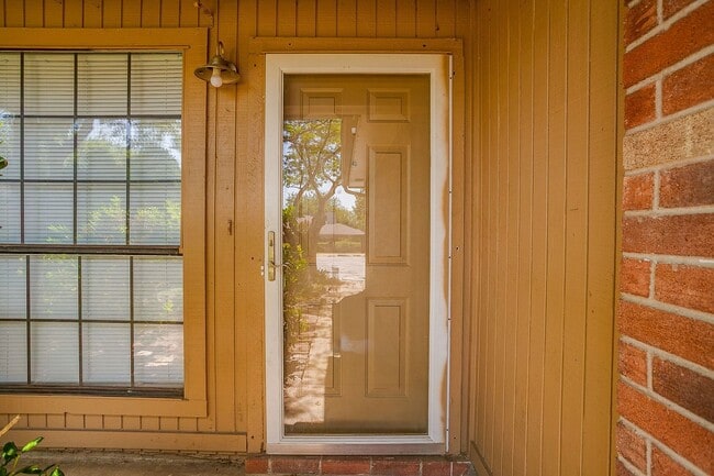 Building Photo - One Side of Duplex is Waiting for You- 2 Bed- 2 Bath- Lake Worth on Cul De Sac- 76135