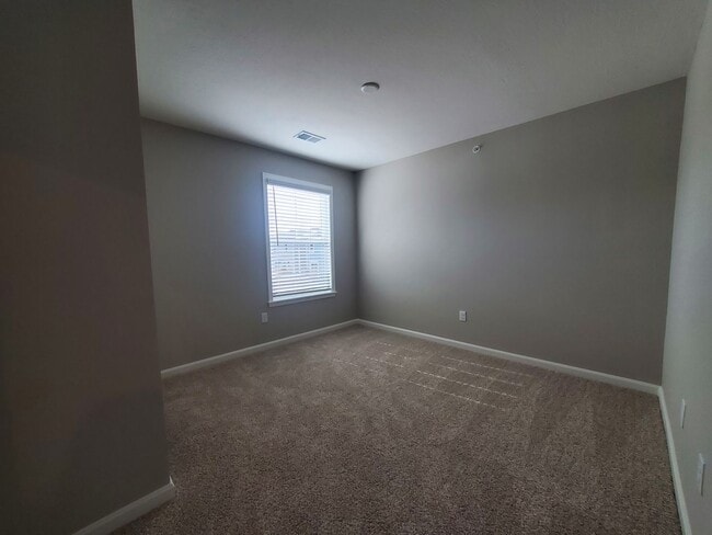 Building Photo - 2 Bedroom 2 Bath Condo