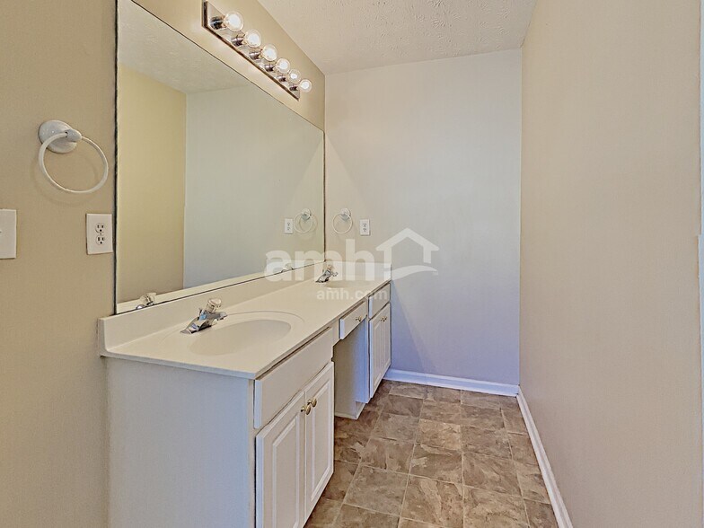 Building Photo - 312 Yarbrough Ct
