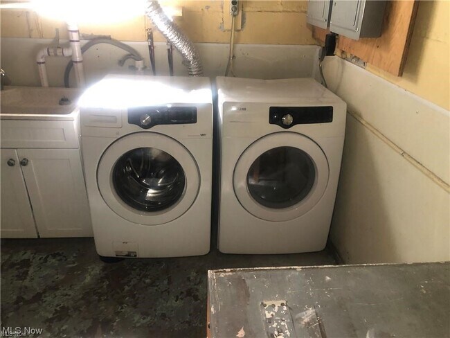 Building Photo - 10712 Clifton Blvd