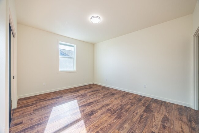 Building Photo - 1120 W 8th St