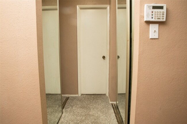 Building Photo - 7075 Greenway Chase St