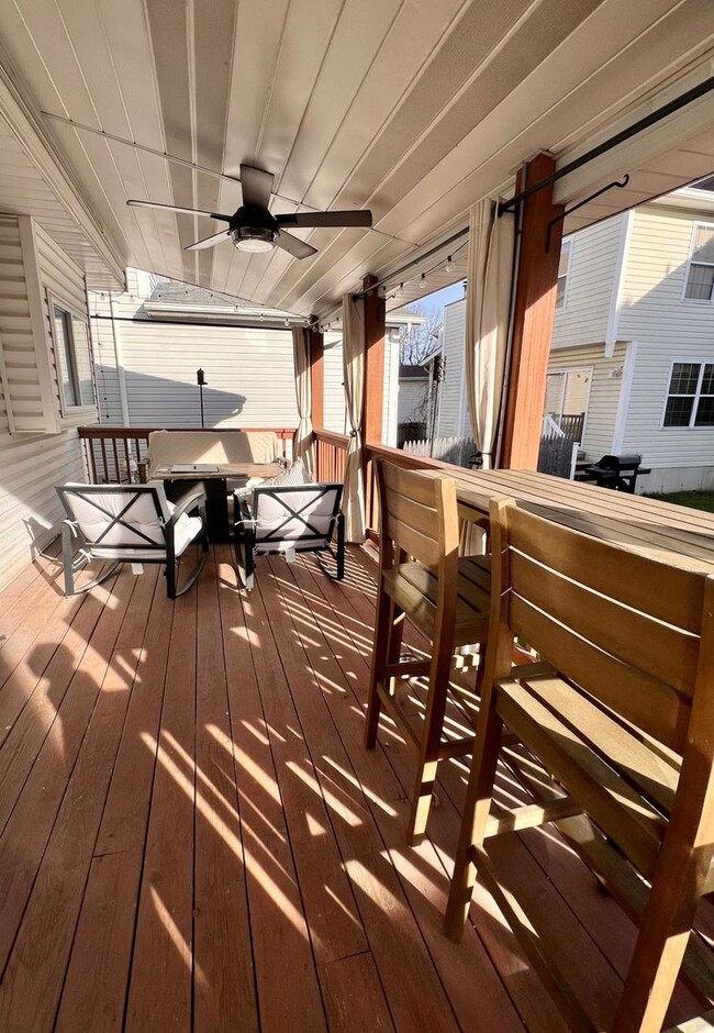 Building Photo - 3 bed 2.5 bath Located in the Heart of The Hill