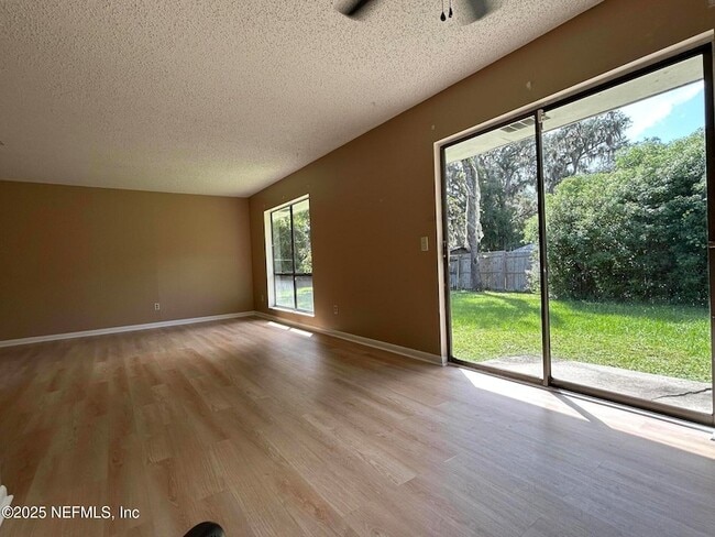 Building Photo - 808 Meadowbrook Dr