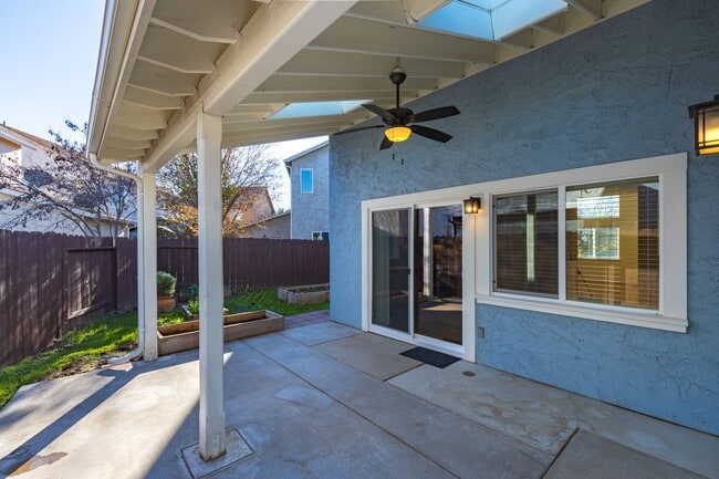 Building Photo - Lovely light and bright 3 bedroom 2.5 bathroom home Doe MIll Neighborhood, Cul-de-Sac Location