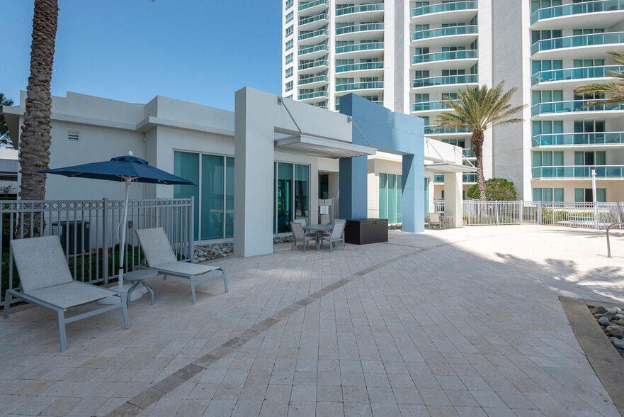 Building Photo - 231 Riverside Dr