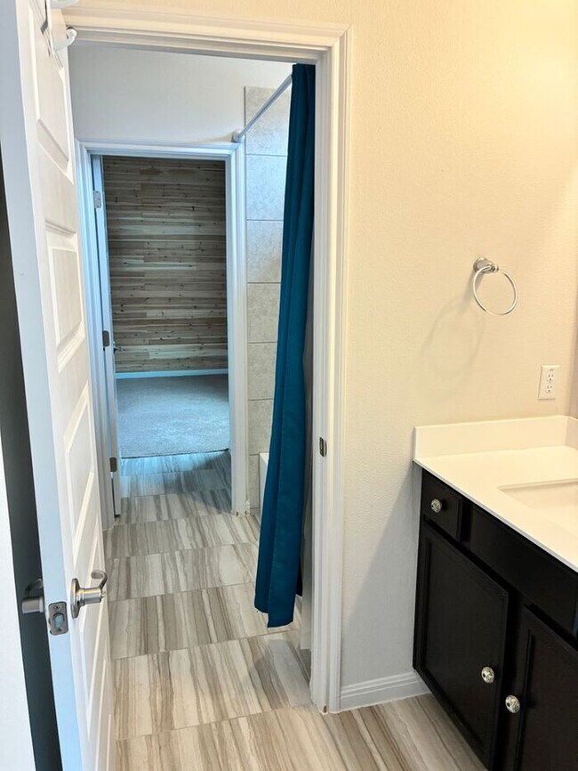 Building Photo - Elegant 6 BR 5 BA Home with Modern Amenities