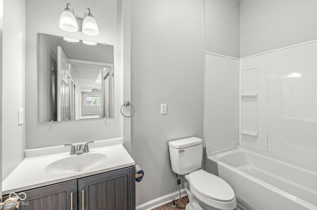 Building Photo - 2345 N Kenwood Ave