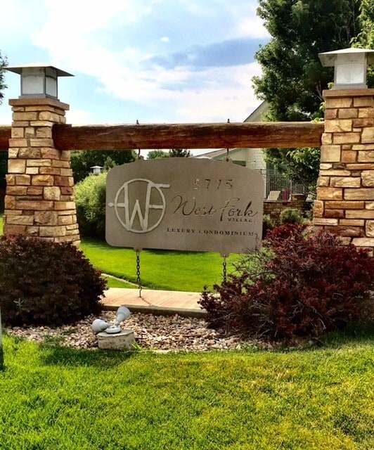 Building Photo - Beautiful 1-Bedroom with Balcony & Garage Available for Move In NOW