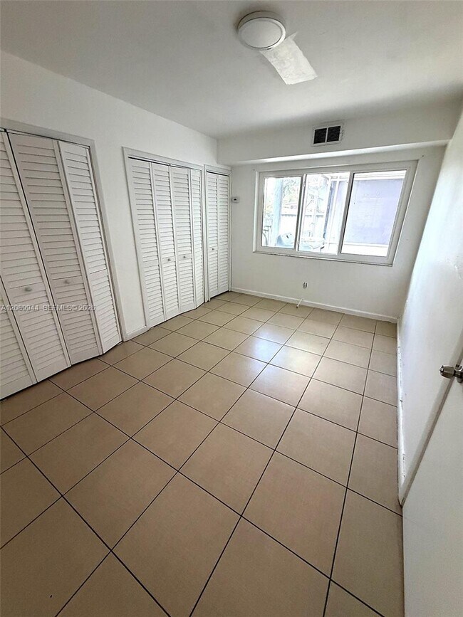 Building Photo - 1255 W 64th Terrace