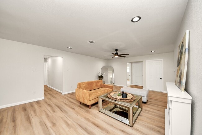 Building Photo - 2407 Crestdale Dr