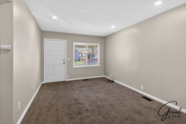 Building Photo - $1250 2 bedroom bungalow