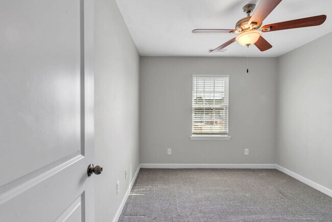 Building Photo - 303 Sinclair Ln