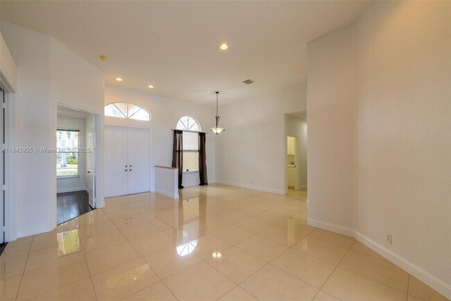 Building Photo - 896 Marina Dr