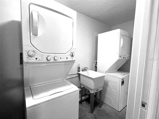 Building Photo - 409 Satsuma Ln