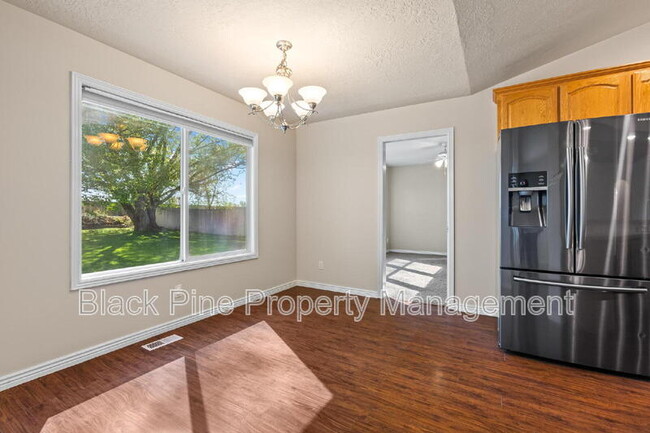Building Photo - 4017 E Winterberry Dr