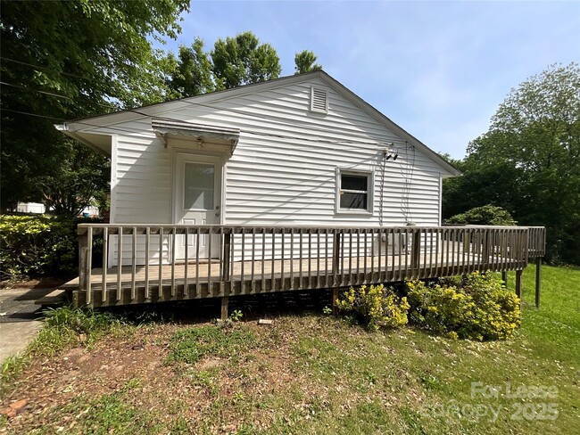 Building Photo - 113 Burns Mitchell Dr
