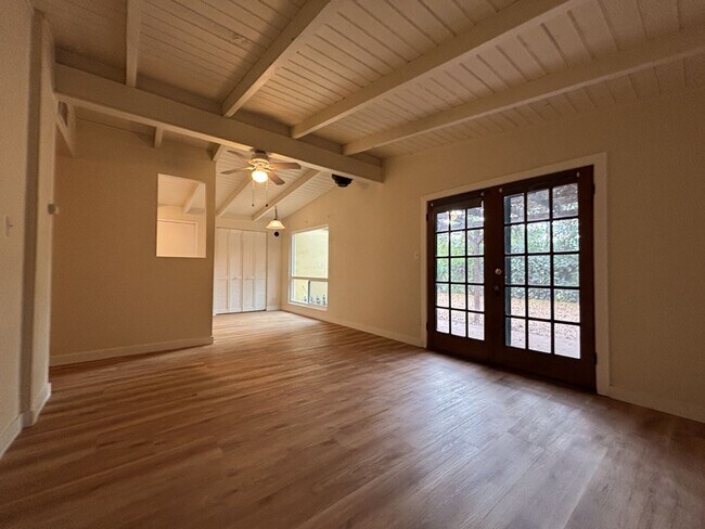 Building Photo - 3/1 in East Davis, New windows, new floors, new paint!