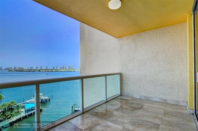 Building Photo - 2650 Lake Shore Dr