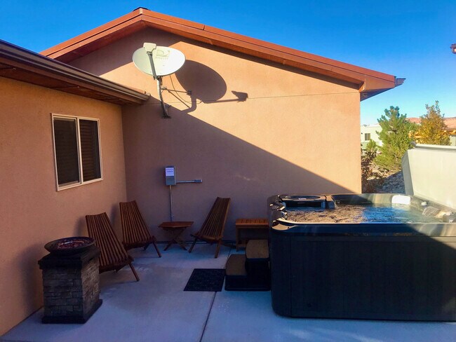 Building Photo - 3366 Oleander Ln