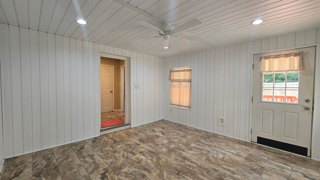 Building Photo - 650 E Raynor Dr