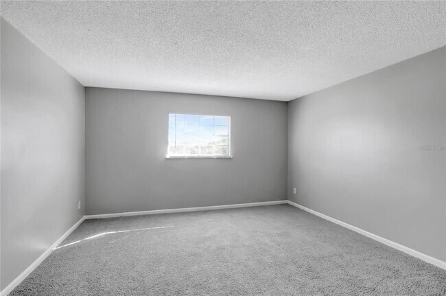 Building Photo - 709 Russell Ln