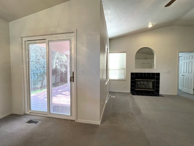 Building Photo - Adorable 3 bed 2 bath home in the Coventry Manor Subdivision just off W State St and N Hartford.